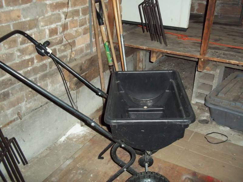 lot 1192 image: Used Fertilizer Spreader