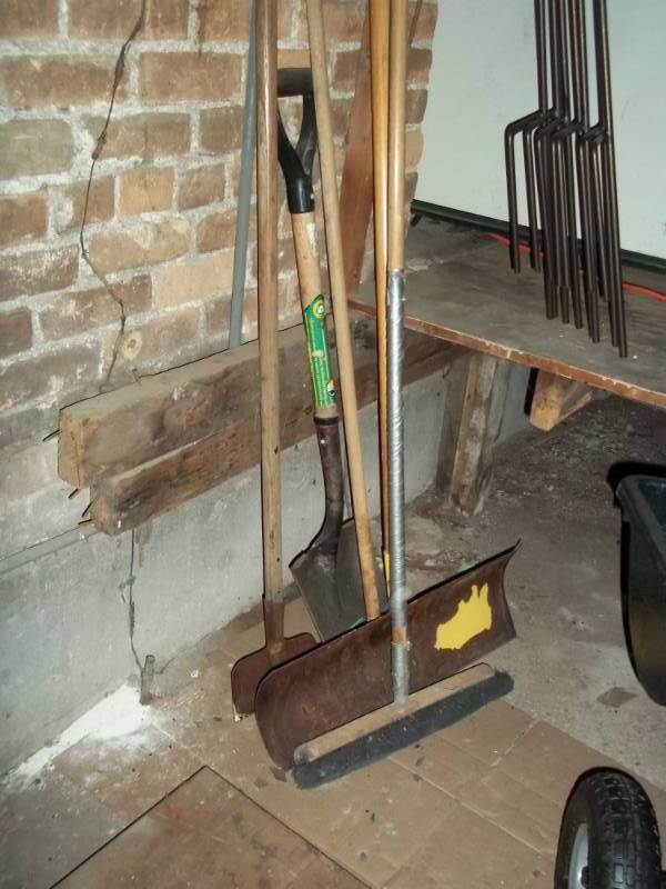 lot 1193 image: Assorted Used Tools and Brooms