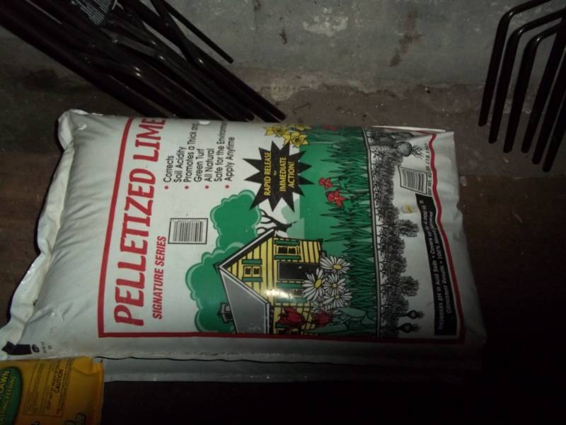 lot 1195 image: 2 Bags of lime 40 lbs each