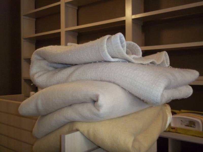 lot 1203 image: Used 3 blankets