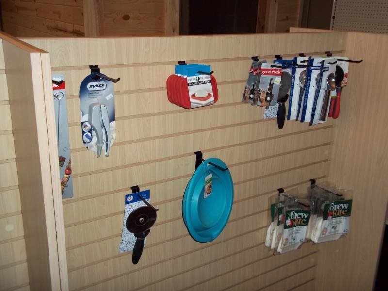 lot 1207 image: Wall lot of kitchen utensils