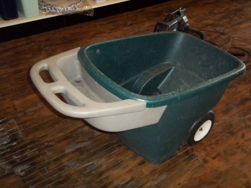 lot 1208 image: Used Garden Cart