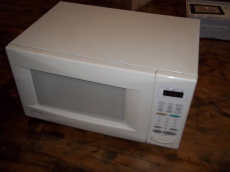 lot 1213 image: Used Emerson Microwave oven