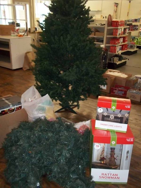 lot 1217 image: Used Christmas Dcor with Tree