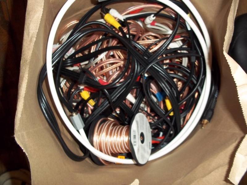 lot 1220 image: Used bag of speaker wire and other cords