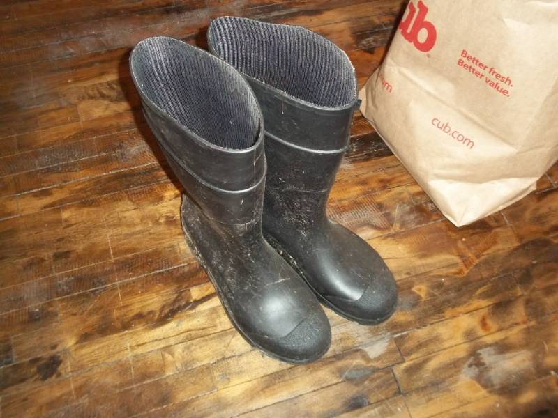 lot 1221 image: Used size 10 rain boots