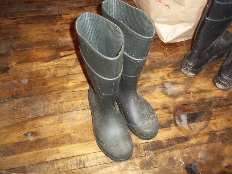 lot 1222 image: Used size 7 rain boots