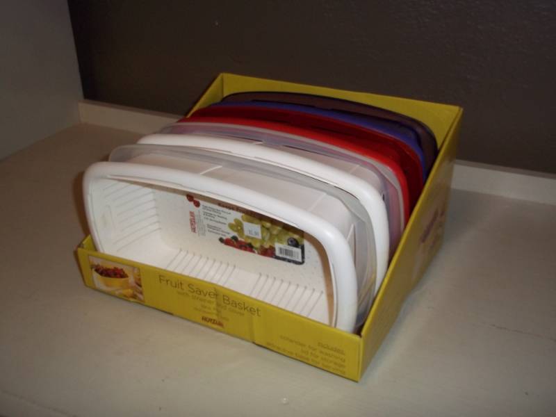 lot 1226 image: 4 fruit saver baskets