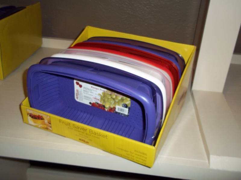 lot 1228 image: 4 fruit saver baskets