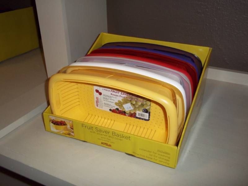 lot 1229 image: 4 fruit saver baskets