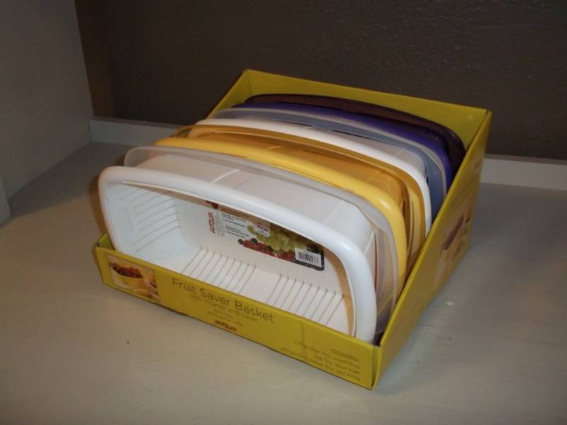 lot 1230 image: 4 fruit saver baskets