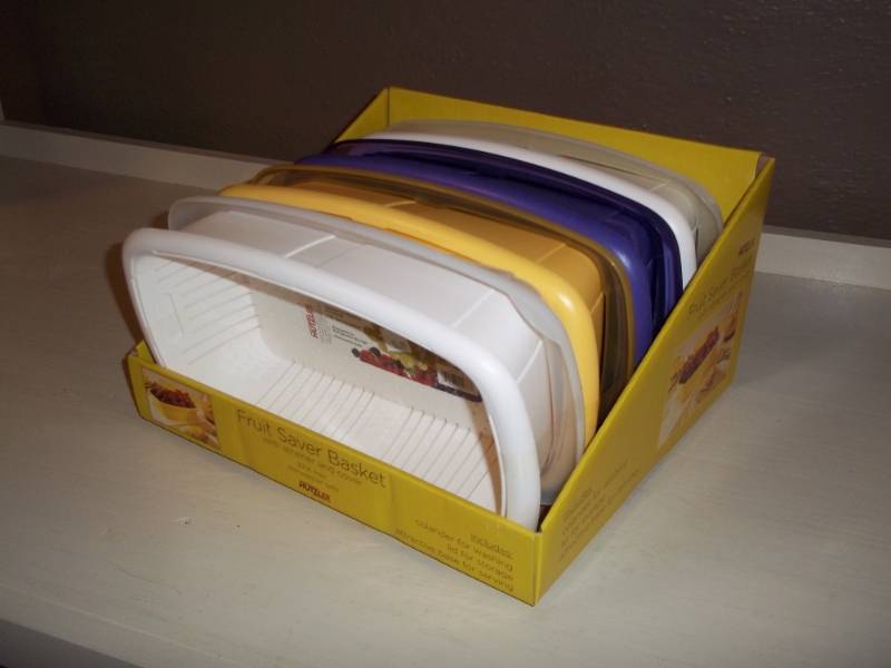 lot 1231 image: 4 fruit saver baskets