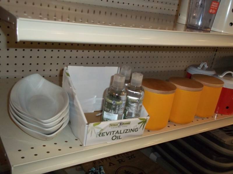 lot 1241 image: Shelf lot with garlic and revitalizing oil