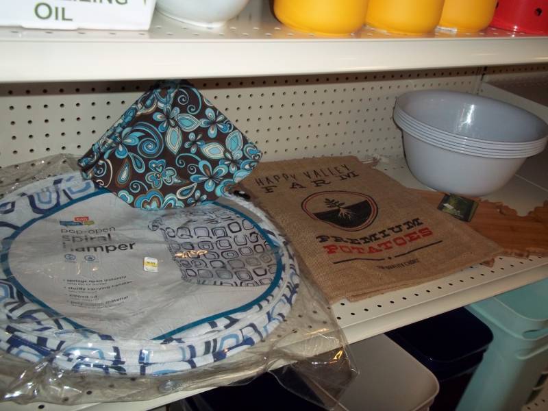 lot 1246 image: Shelf lot with hamper, bowls and Bamboo USA Cutting board