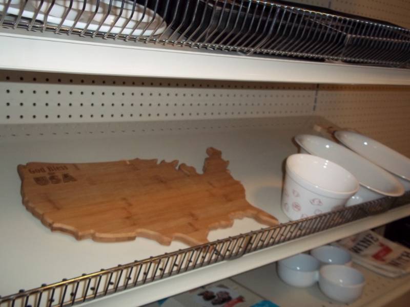 lot 1249 image: Shelf lot with Glass serving bowls, and Bamboo USA Cutting board