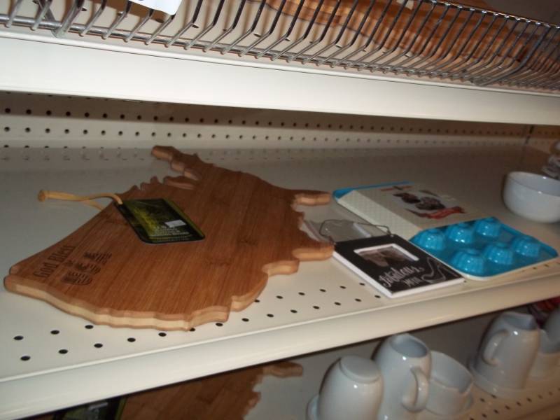 lot 1250 image: Shelf lot with bowls and Bamboo USA Cutting board