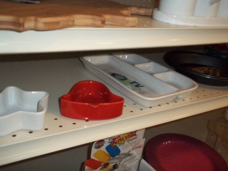 lot 1252 image: Shelf lot with plates and pie tins