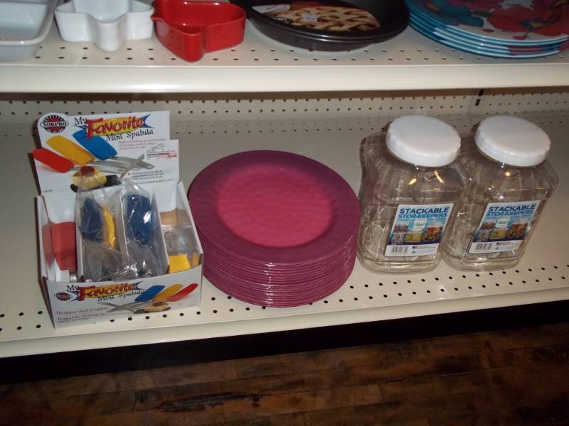 lot 1253 image: shelf lot with mini spatulas, plates and storage containers