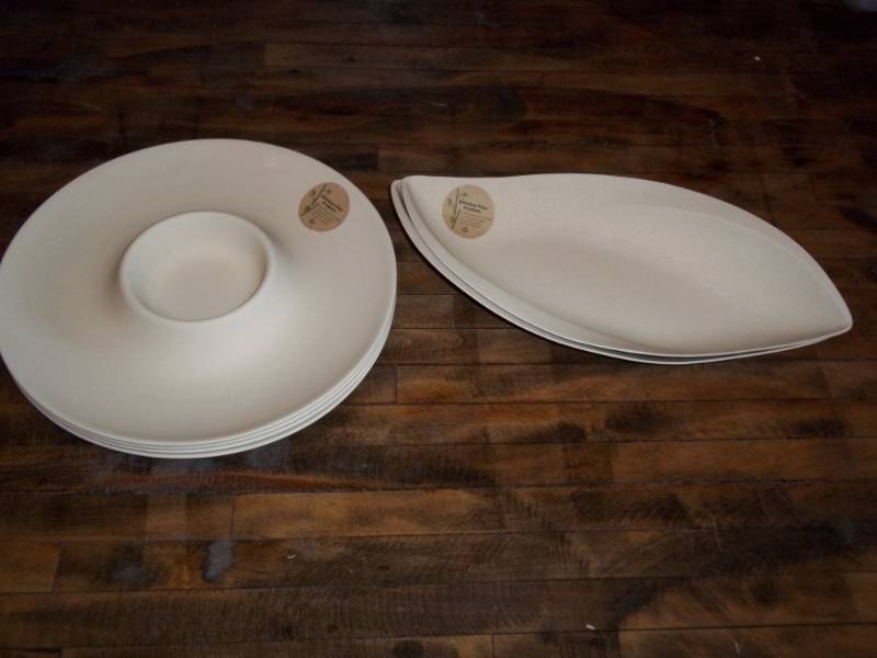 lot 1255 image: Shelf lot of Chip and dip trays and serving trays