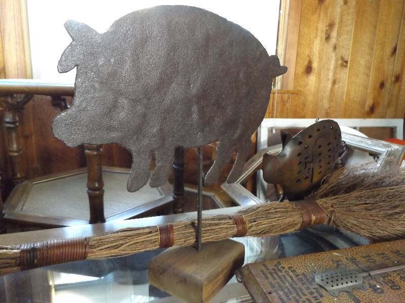 Pigs, Clock, and Decorations