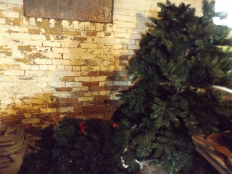 7Ft Christmas Tree and Garland