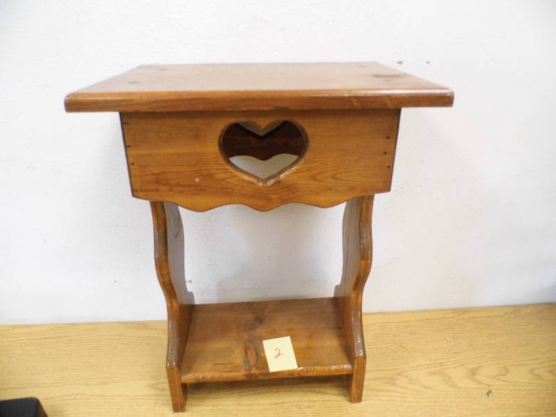 lot 2 image: Table