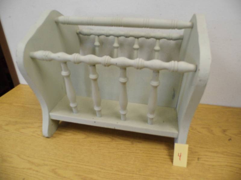 lot 4 image: Magazine Rack
