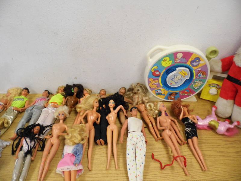 lot 16 image: Barbies