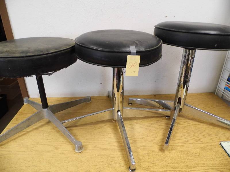 lot 20 image: 3 Stools