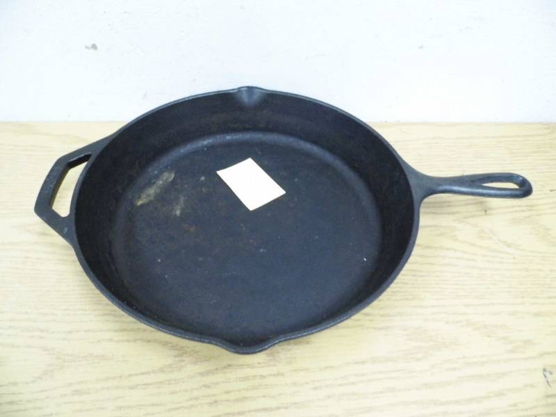 lot 43 image: Lodge Cast Iron Skillet