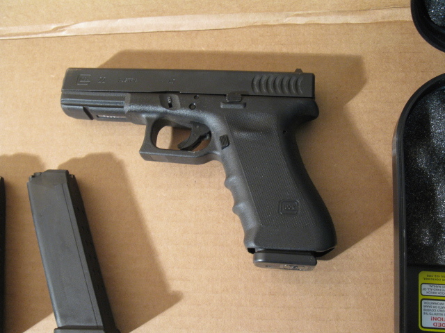 lot 3 image: Glock 22 Gen 3 semi-auto .40 Cal pistol