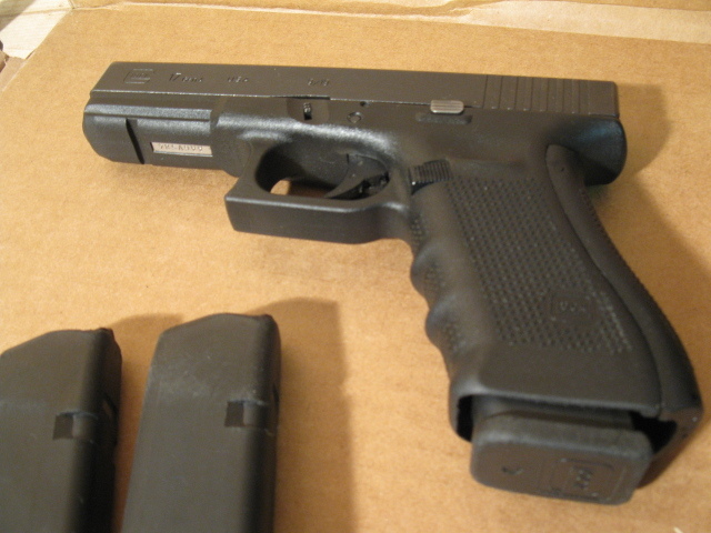 lot 8 image: Glock 17 Gen 4 Semi-auto 9mm pistol