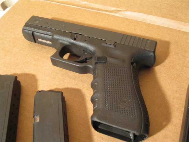 lot 9 image: Glock 17 Gen 4 Semi-auto 9mm pistol