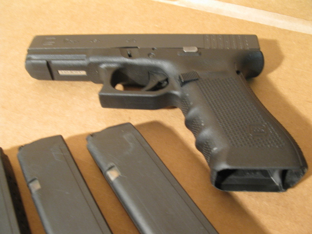 lot 12 image: Glock 17 Gen 4 Semi-auto 9mm pistol