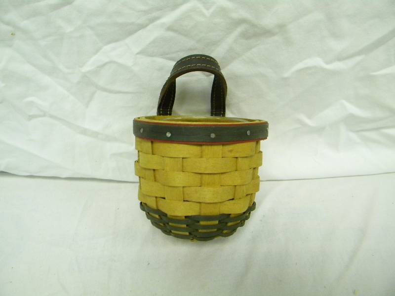 Longaberger 2002 Round Basket With Strap