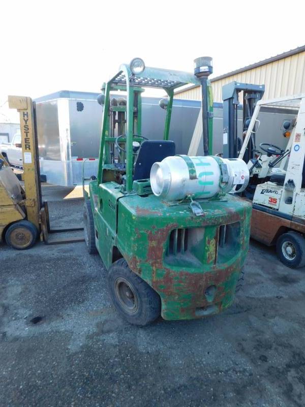 lot 9 image: Clark C500Y55 Forklift