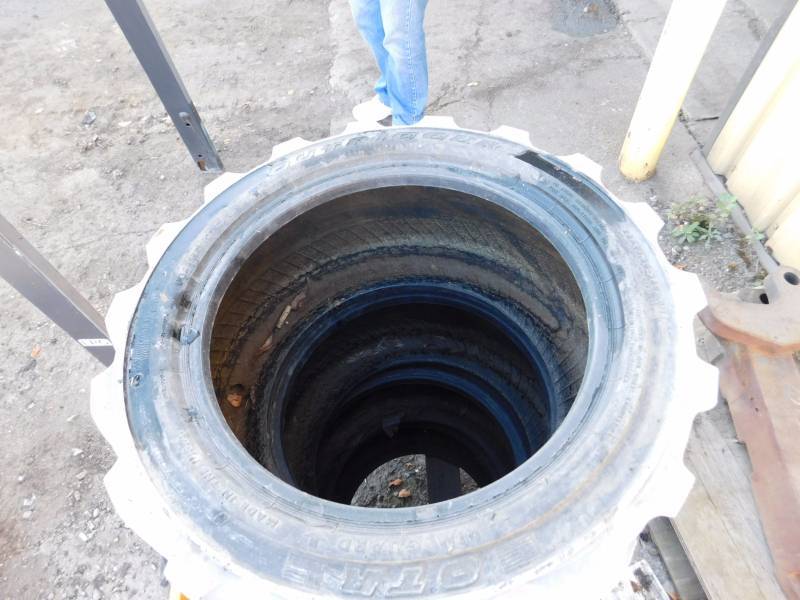lot 17 image: Lug Tires 23 x 10.50 - 360 NHS