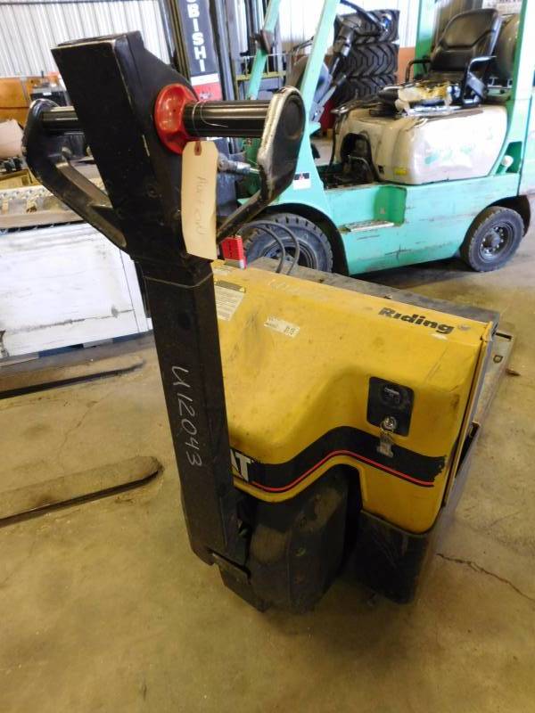 lot 24 image: Cat NPP40 4000lb Powered Pallet Jack