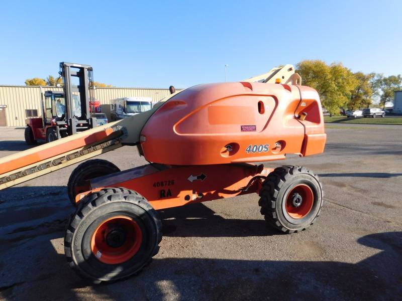 lot 28 image: JLG 400S Rough Terrain Boom Lift