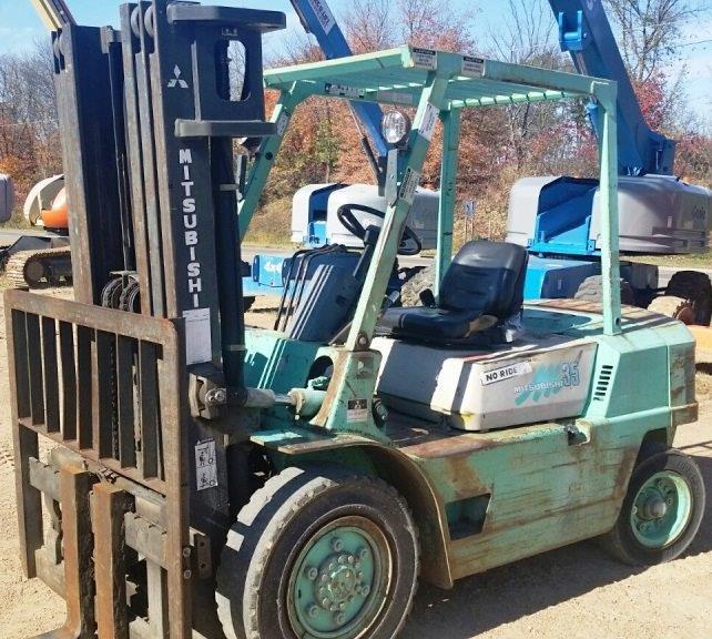 lot 40 image: Mitsubishi FG35 8000lb Forklift