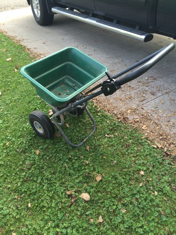 lot 2 image: Fertilizer or Seed Spreader - still in great shape