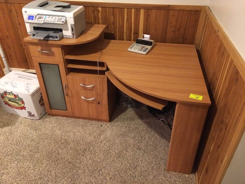 lot 4 image: Computer workstation  desk  - nice shape