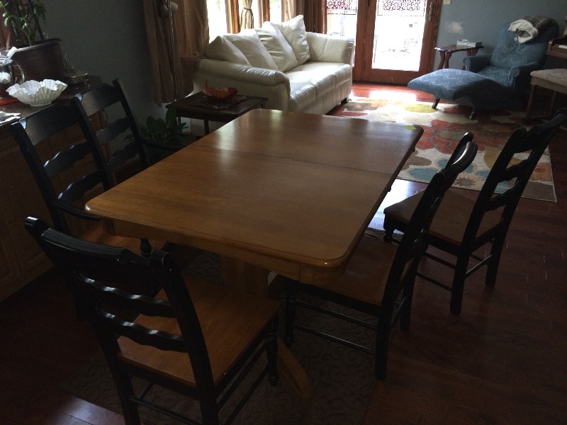 lot 10 image: Becker Furniture - Dinning Room Table and chairs - still in very good shape