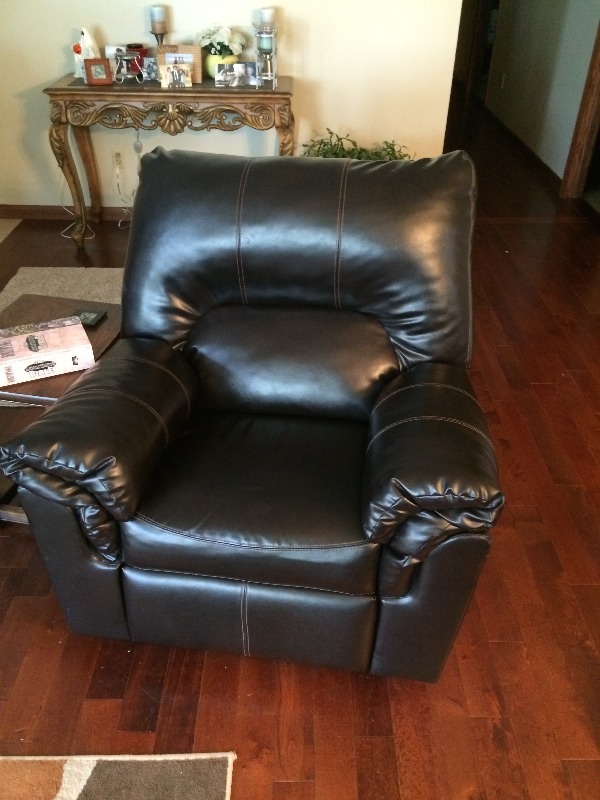 lot 11 image: Leather Chair  Recliner - still in very good shape. no tears