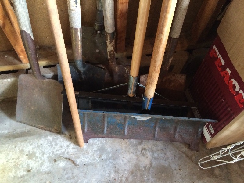 lot 32 image: Yard Tools  shovels  lot of 9
