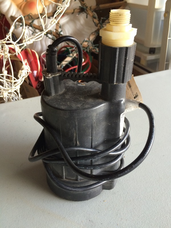 lot 38 image: Star Submersible Utility Pump - works, lightly used