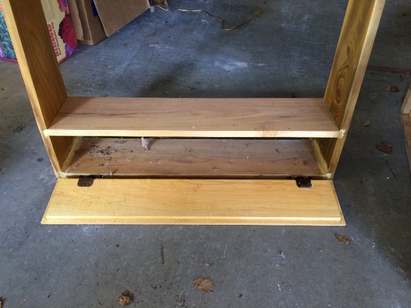 lot 127 image: Wood Gun Rack