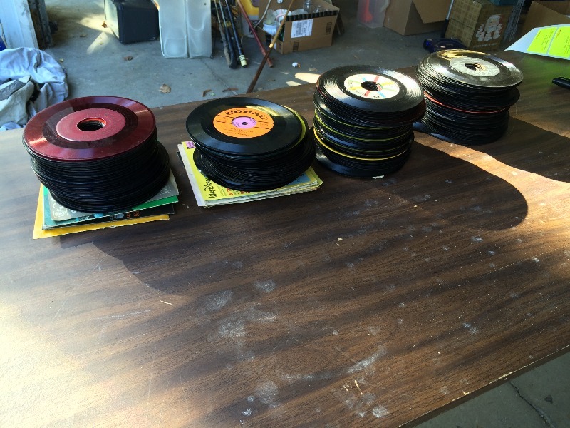 lot 139 image: Very Large lot of very old vintage 45s records estimated at 200 