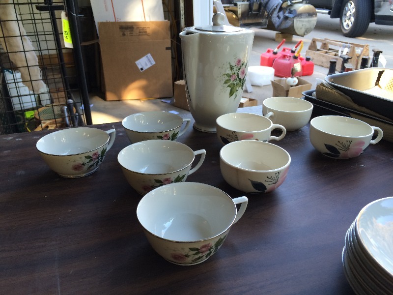 lot 146 image: Box Lot of Misc Items - see all pictures  possible vintage items