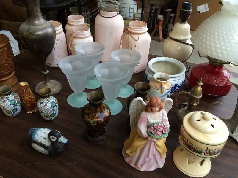 lot 173 image: Large lot of vintage items - glasswares